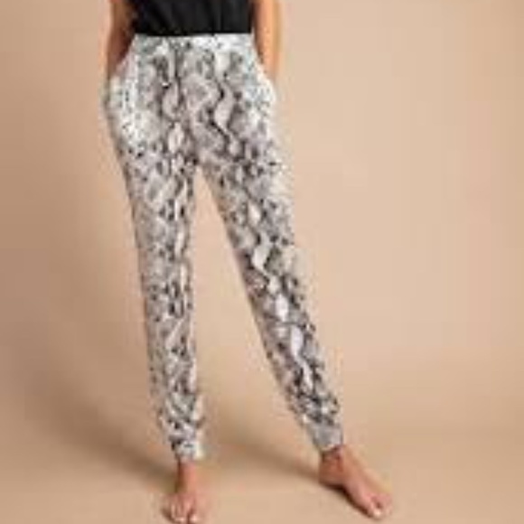 Fashion Nova black and white snake skin print elastic waist jogger pants Size SM - Picture 1 of 10